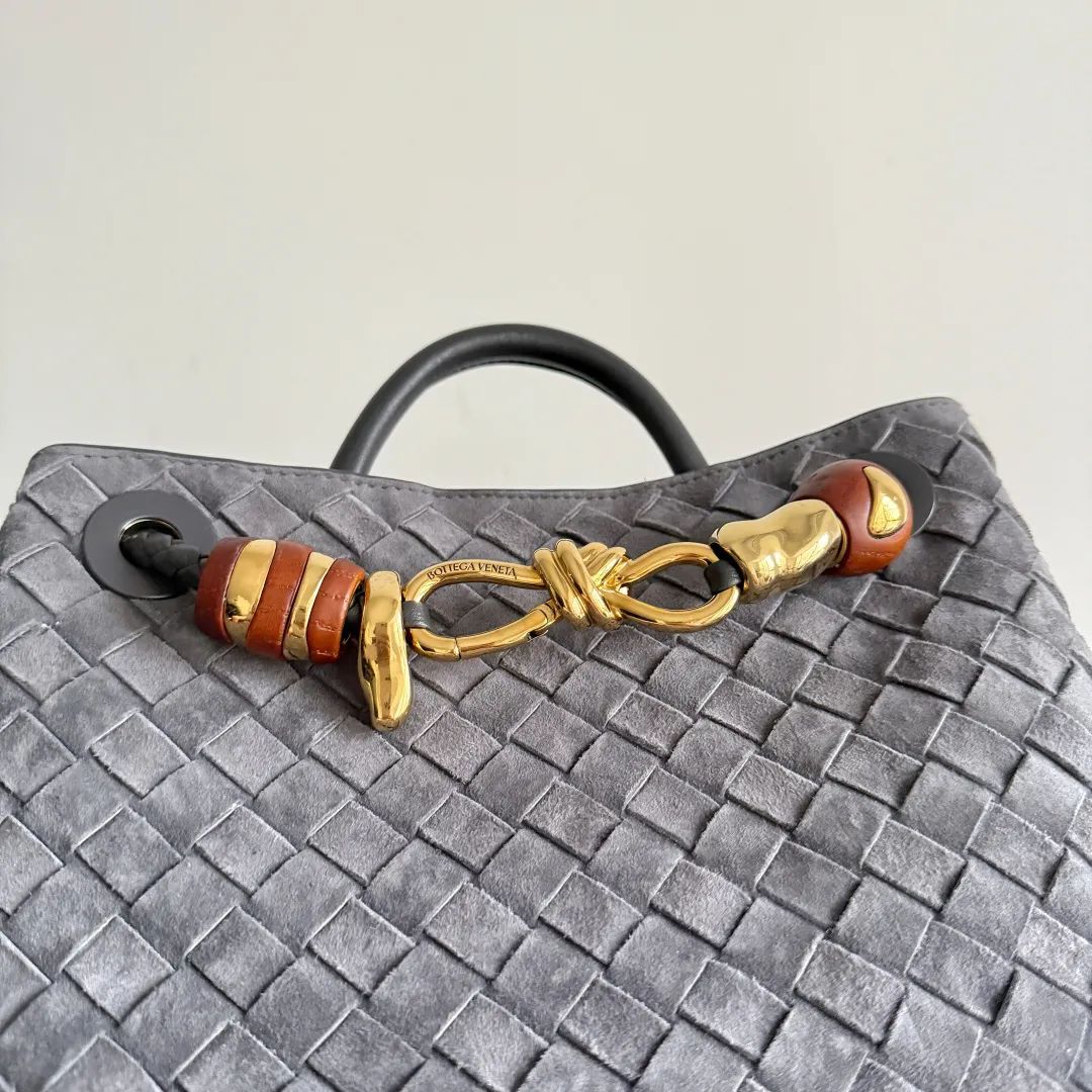 The new Andiamo batch of 3060 BV is shipped‼ ️The classic intercciato weaving process is used to create a soft bag, the metal knot is made of micro-cast aluminum using jewelry technology🪢, and the decorative beads are made of metal and hand-polished oak, allowing you to jump repeatedly between elegance and fun💃, making it unpredictable. Classic and versatile, it shows off your temperament, and the bag has a large capacity, making it very convenient for daily commuting! It has a variety of carrying methods, the shoulder straps can be adjusted by yourself, the original lambskin feels soft and delicate, and the unisex style breaks gender boundaries and brings a more practical and long-lasting use experience. The Andiamo, which has both elegant and casual styles, perfectly interprets the "fashionable old money style". Style number: 743568+wood hardware Color: suede graphite gray Size: 25*22*10.5cm